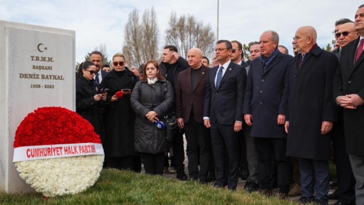 Baykal,vefatının birinci yılında mezar başında anıldı.