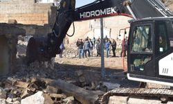 VİRANŞEHİR’DE DEPREMDE HASAR GÖREN EVLER YIKLIYOR