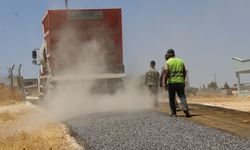 KARAKÖPRÜ KIRSALINDA YOLLAR SATHİ KAPLAMA İLE YENİLENİYOR