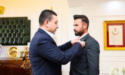 YENİDEN REFAH PARTİSİNDEN İSTİFA EDEREK MHP’YE GEÇTİ: ROZETİNİ BAŞKAN ÖZYAVUZ TAKTI