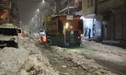 HALİLİYE BELEDİYESİ EKİPLERİ KARLA MÜCADELEDE KESİNTİSİZ SAHADA