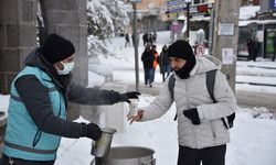 Siverek'te sabahın erken saatlerinde sıcak çorba ikramı