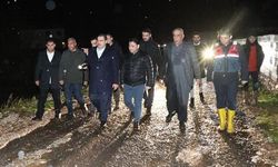 BAŞKAN CANPOLAT VE KAYMAKAM ŞAHİN’DEN GECE SAĞANAK MESAİSİ