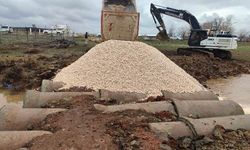 BÜYÜKŞEHİR EKİPLERİ, SELİN ZARARINI GİDERMEK İÇİN SAHADA