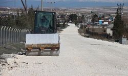BÜYÜKŞEHİR, KARAKÖPRÜ’DE 14 KM’LİK GRUP YOLUNU SICAK ASFALTLA BULUŞTURUYOR