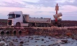 ŞANLIURFA’DA YAĞIŞ SONRASI YOL ÇALIŞMALARI ARALIKSIZ SÜRÜYOR