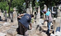 BÜYÜKŞEHİR EKİPLERİ MEZARLIKLARI BAYRAMA HAZIRLADI
