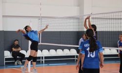 KARAKÖPRÜ’DE VOLEYBOL TURNUVASINDA HEYECAN SÜRÜYOR
