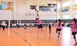 KARAKÖPRÜ’DE ORTAOKULLAR ARASI VOLEYBOL TURNUVASI COŞKULU FİNALLE SONA ERDİ