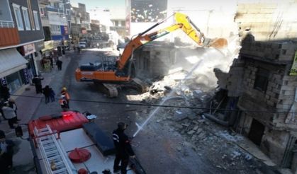 SSK CADDESİ’NDE YOLU GENİŞLETMEK İÇİN YIKIM ÇALIŞMALARI SÜRÜYOR