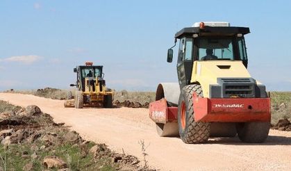 BÜYÜKŞEHİR BELEDİYESİ, SİVEREK KIRSALINDA YOL KONFORUNU ARTIRIYOR