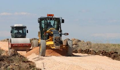 BÜYÜKŞEHİR BELEDİYESİ, SİVEREK KIRSALINDA YOL KONFORUNU ARTIRIYOR