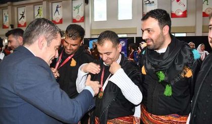 Siverek Belediyesi Halk Oyunları Ekibi Şanlıurfa İl Birincisi Oldu