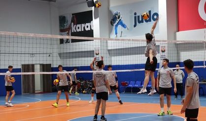 BÜYÜKŞEHİR BELEDİYESİ GENÇ ERKEKLER VOLEYBOL TAKIMI ÇEYREK FİNALLERE HAZIRLANIYOR
