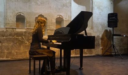 MİNİK VE GENÇ PİYANİSTLER SAHNEDE GÖZ DOLDURDU