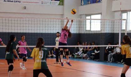 KARAKÖPRÜ’DE VOLEYBOL TURNUVASINDA HEYECAN SÜRÜYOR