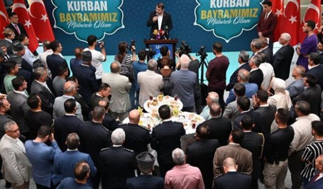 Vali Ayhan, yola çıkacak olan hemşehrilerimizin trafik kurallarına harfiyen riayet etmelerini istedi.