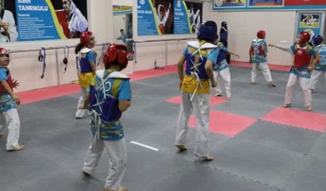 HALİLİYE BELEDİYESİ İLE GENÇLER SPOR ALIŞKANLIĞI KAZANIYOR
