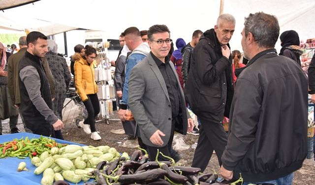 Başkan Bucak, Bayram Öncesi Pazarda Vatandaşlarla Buluştu