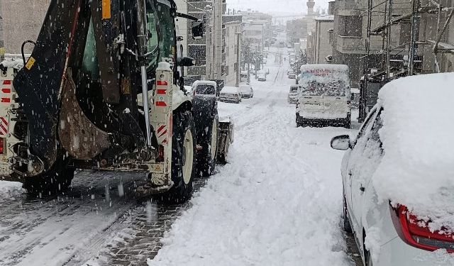 HALİLİYE BELEDİYESİ KARLA MÜCADELEDE TAM KADRO SAHADA