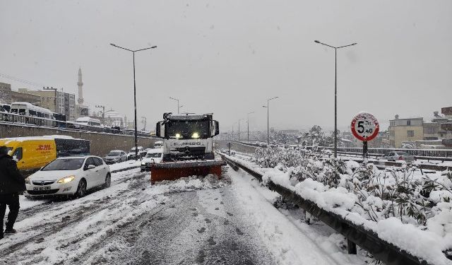 BAŞKAN GÜLPINAR: “TÜM İMKANLARIMIZLA SAHADAYIZ”
