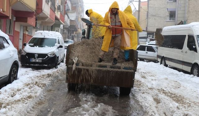 HALİLİYE BELEDİYESİ’NDEN KARLA MÜCADELEDE KESİNTİSİZ HİZMET