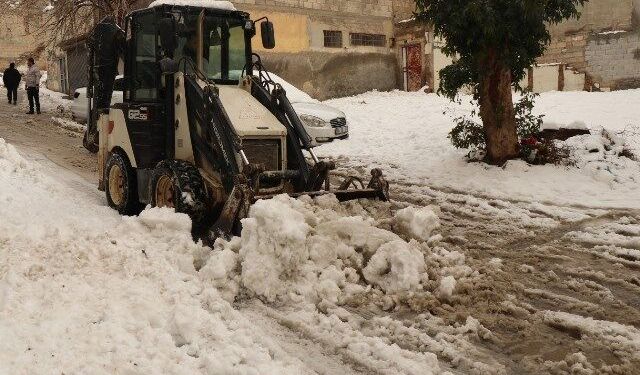 HALİLİYE BELEDİYESİ KARLA MÜCADELE ÇALIŞMALARINI AKSATMADAN SÜRDÜRÜYOR