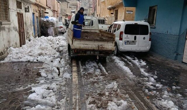 EYYÜBİYE’DE SOKAK SOKAK KAR TEMİZLİĞİ