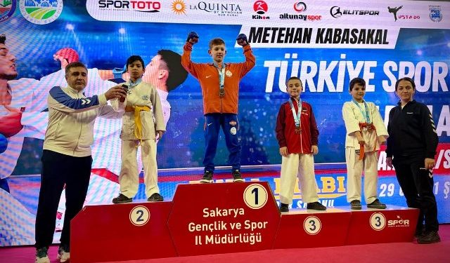 EYYÜBİYELİ MİNİK KARATECİ TÜRKİYE İKİNCİSİ OLDU