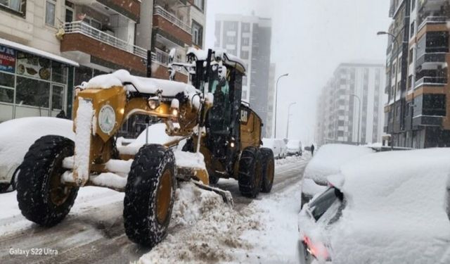KARAKÖPRÜ BELEDİYESİ KARLA MÜCADELEDE SEFERBER OLDU