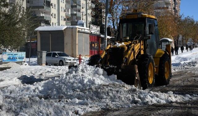 Siverek Belediyesi Gece Gündüz Demeden Karla Mücadelesini Sürdürüyor