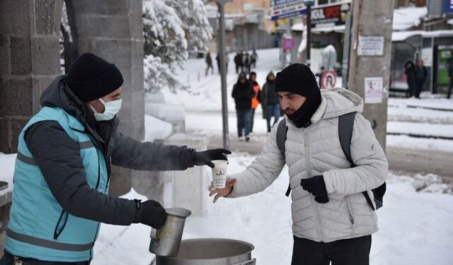 Siverek'te sabahın erken saatlerinde sıcak çorba ikramı