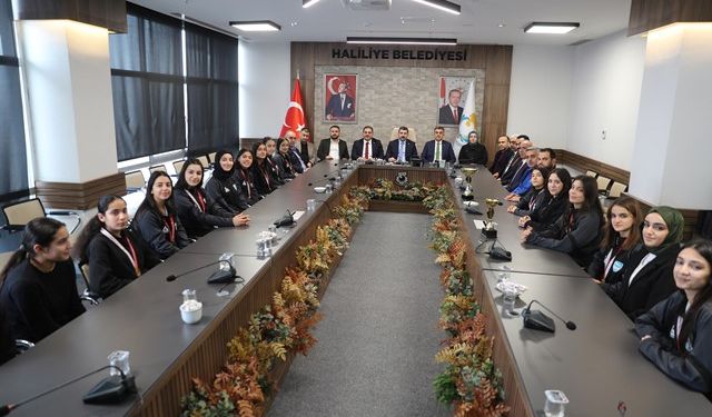 ŞAMPİYON TAKIMDAN BAŞKAN CANPOLAT’A ZİYARET