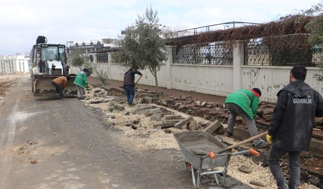 KARAKÖPRÜ’DE YOL VE KALDIRIM ÇALIŞMALARI ARALIKSIZ SÜRÜYOR