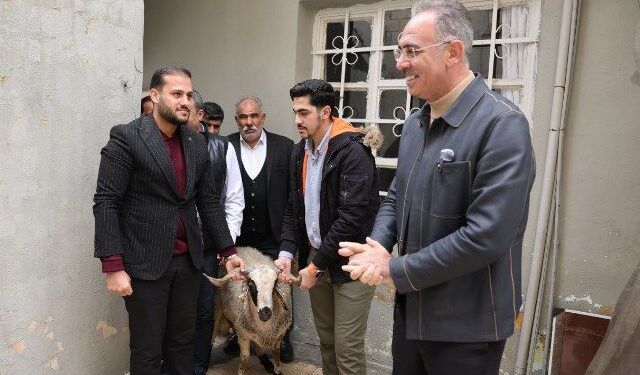 Günbay "Başkan Kuş,Ramazan ayında 400 ailenin et ihtiyacını karşılamak amacıyla koçların dağıtımına başladı"