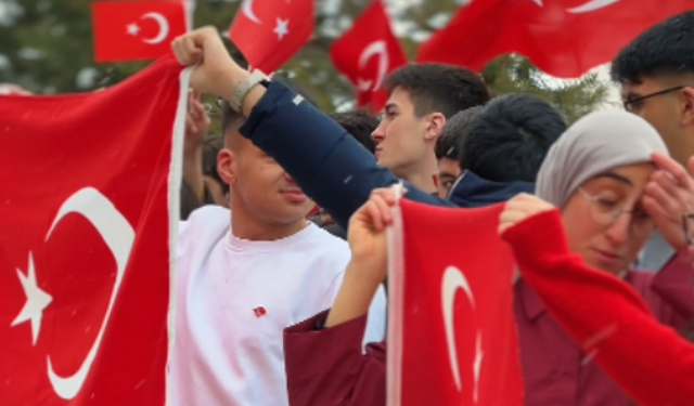 Okullarımızda ikinci dönemin ilk dersi “Bayrak Sevgisi” temasıyla başladı.