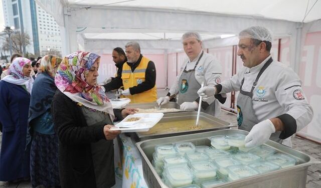 BAŞKAN CANPOLAT VE GÜNBEGİ, İFTAR SOFRASINDA VATANDAŞLARLA BULUŞTU