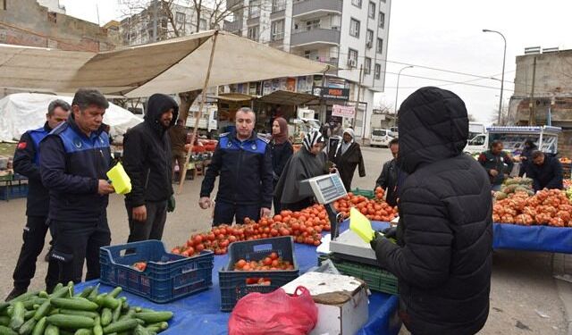 Siverek zabıtasından semt pazarında etiket ve tartı denetimi
