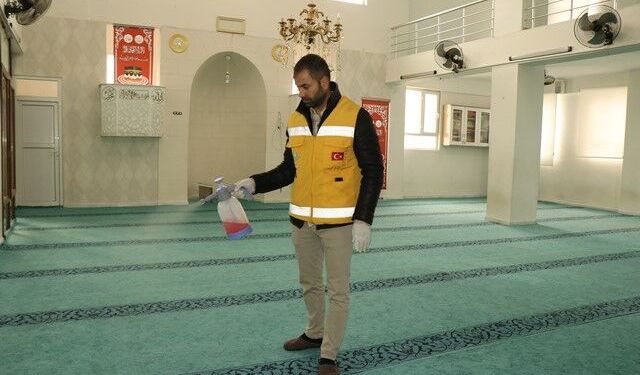 HALİLİYE’DE RAMAZAN ÖNCESİ CAMİLERDE TEMİZLİK SEFERBERLİĞİ