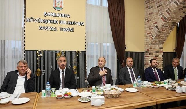 BAŞKAN GÜLPINAR, İLÇE BELEDİYE BAŞKANLARI VE MECLİS ÜYELERİYLE İFTARDA BULUŞTU