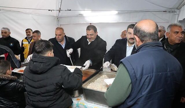 BAŞKAN CANPOLAT VE VEKİL EYYÜPOĞLU, RAMAZAN’IN SON İFTARINDA VATANDAŞLARLA BULUŞTU