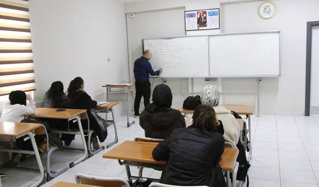HALİLİYE’DE GENÇLER GELECEĞE EĞİTİMLE HAZIRLANIYOR