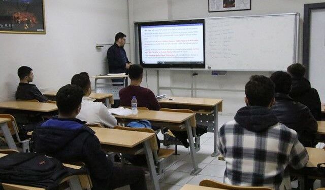 HALİLİYE’DE GENÇLER GELECEĞE EĞİTİMLE HAZIRLANIYOR