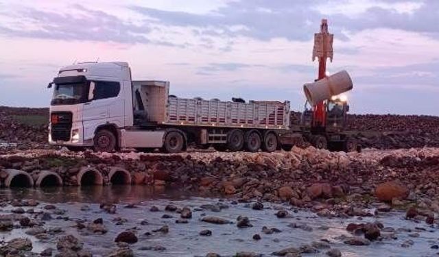 ŞANLIURFA’DA YAĞIŞ SONRASI YOL ÇALIŞMALARI ARALIKSIZ SÜRÜYOR
