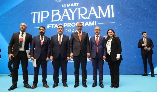 14 Mart Tıp Bayramı'nda İstanbul'da düzenlenen programda yılın Hekimi ve sağlık çalışanları belli oldu