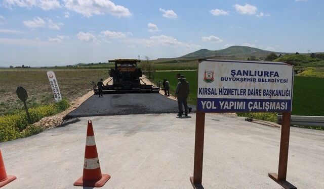 BÜYÜKŞEHİR, 14 KİLOMETRELİK GRUP YOLUNU ASFALTLA BULUŞTURUYOR