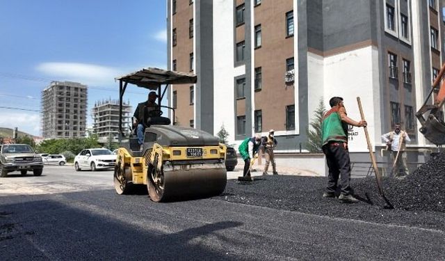 KARAKÖPRÜ’DE BOZULAN YOLLAR SICAK ASFALTLA YENİLENİYOR