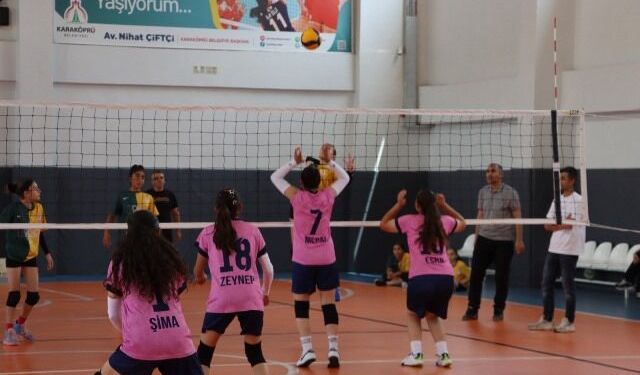 KARAKÖPRÜ’DE VOLEYBOL TURNUVASINDA HEYECAN SÜRÜYOR