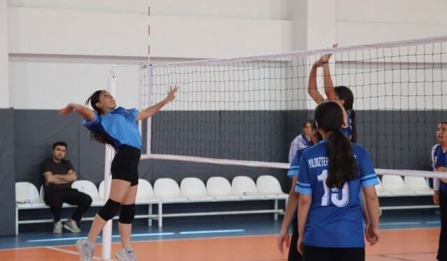 KARAKÖPRÜ’DE VOLEYBOL TURNUVASINDA HEYECAN SÜRÜYOR