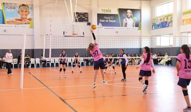 KARAKÖPRÜ’DE ORTAOKULLAR ARASI VOLEYBOL TURNUVASI COŞKULU FİNALLE SONA ERDİ